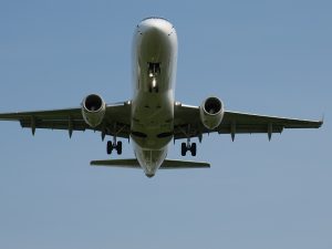 伊丹空港に着陸する旅客機