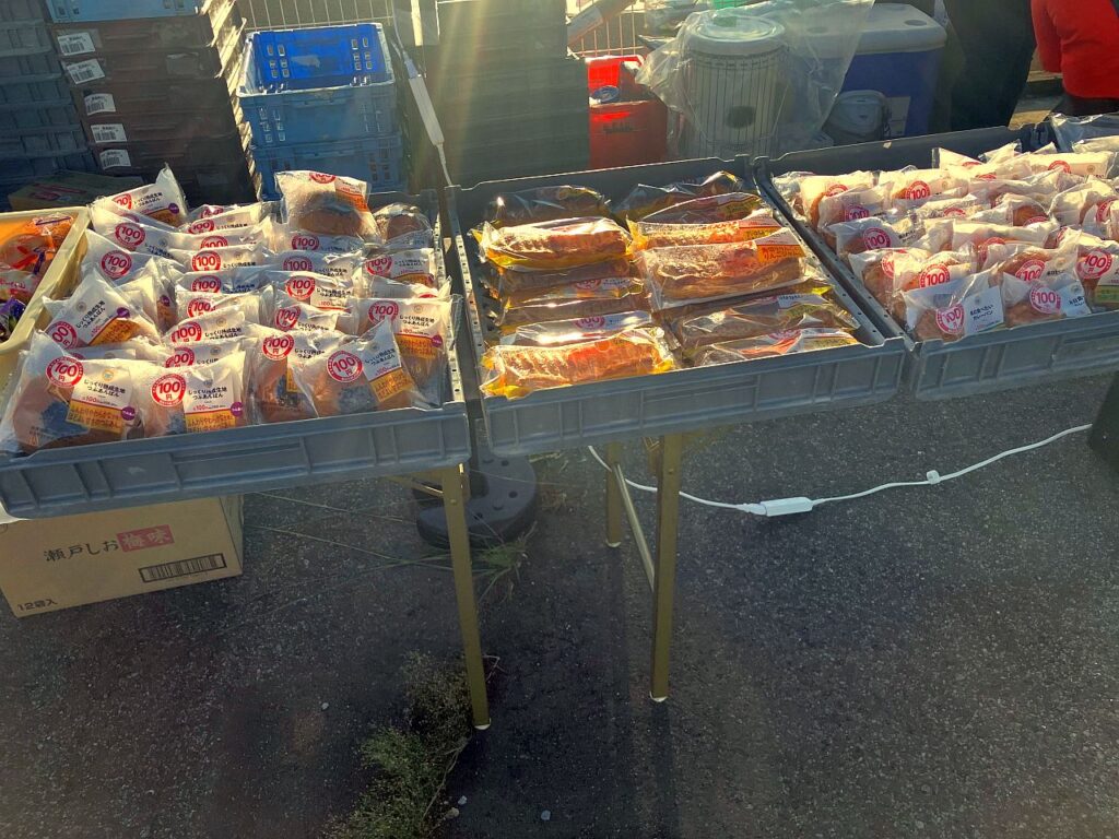 補給食が充実していた45.7kmポイントのエイド。ありがたくアンパンを一ついただきました。