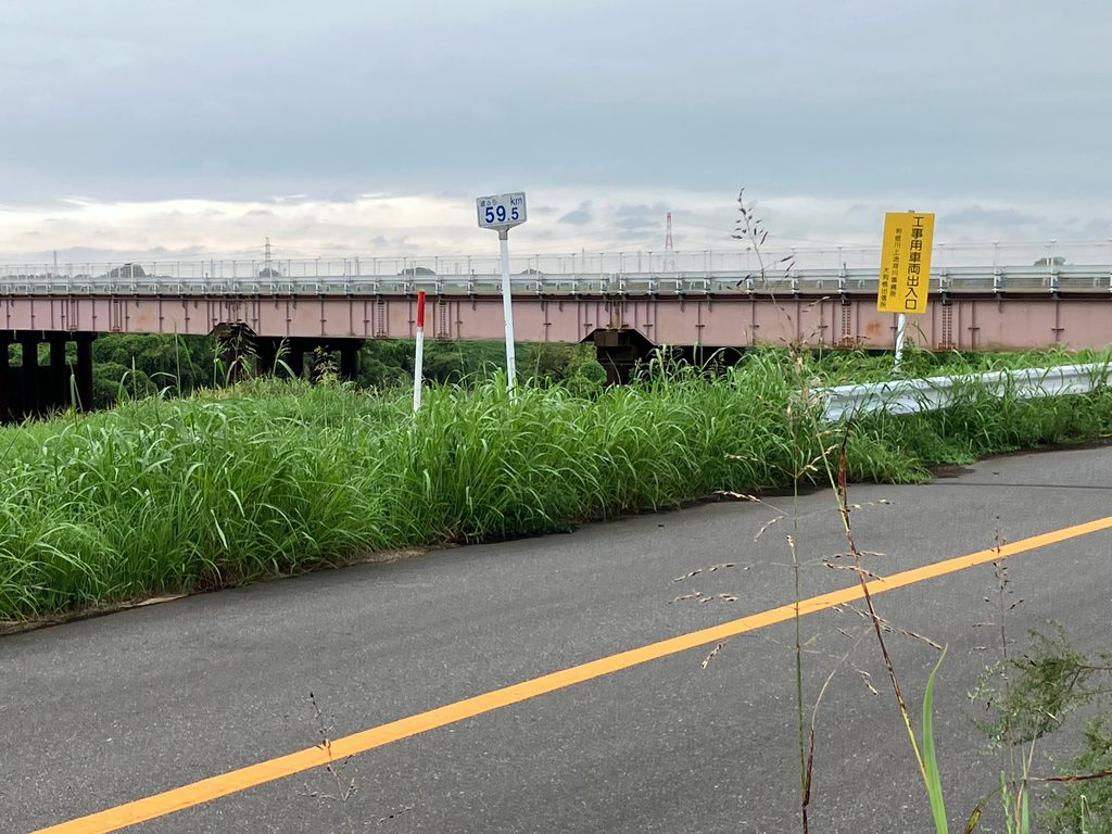 江戸川の土手に250mごとに設置された「海からの距離」を示す標識