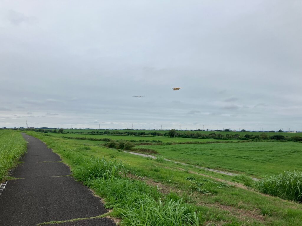 グライダーを曳航して離陸する関宿滑空場の飛行機