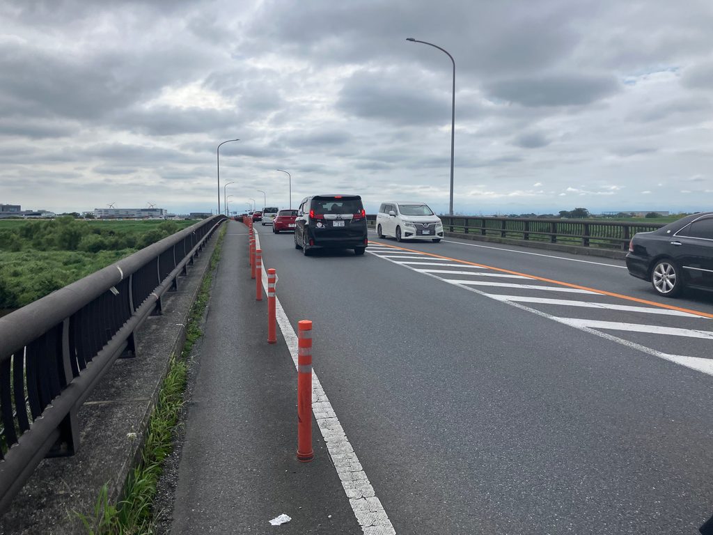すれ違うのがやっとの狭さの歩道が続く野田橋