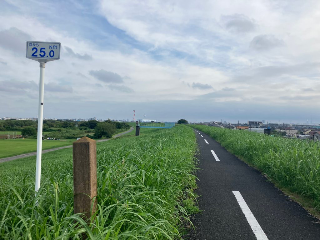 幅の狭い区間がある海から25km地点の江戸川サイクリングロード